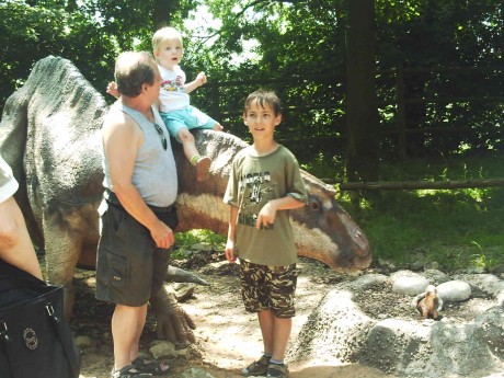  děda,  Luky Mira  s dinosaurem